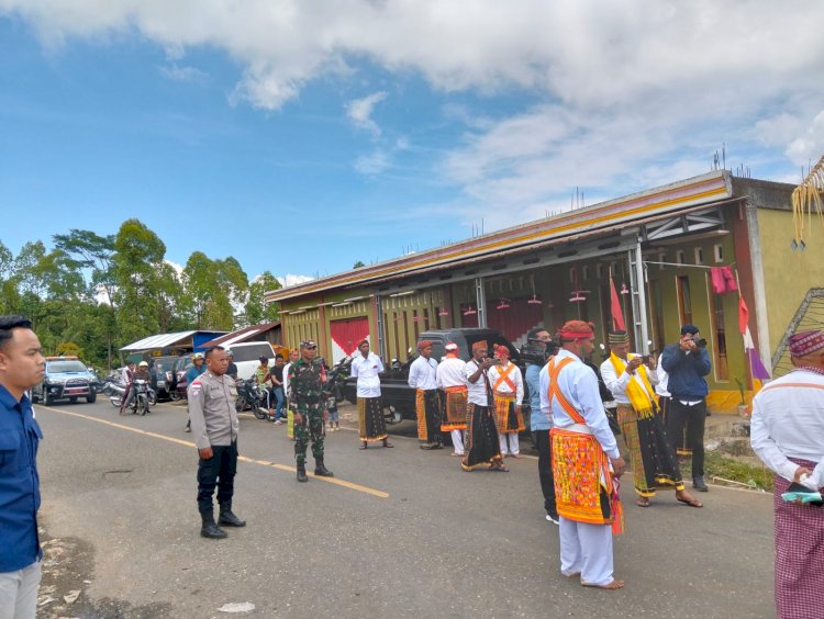 Bhabinkamtibmas dan Babinsa Ruteng Amankan Ritual Adat Congko Lokap Gendang Glarang Cumbi Niang Golo Nterlango