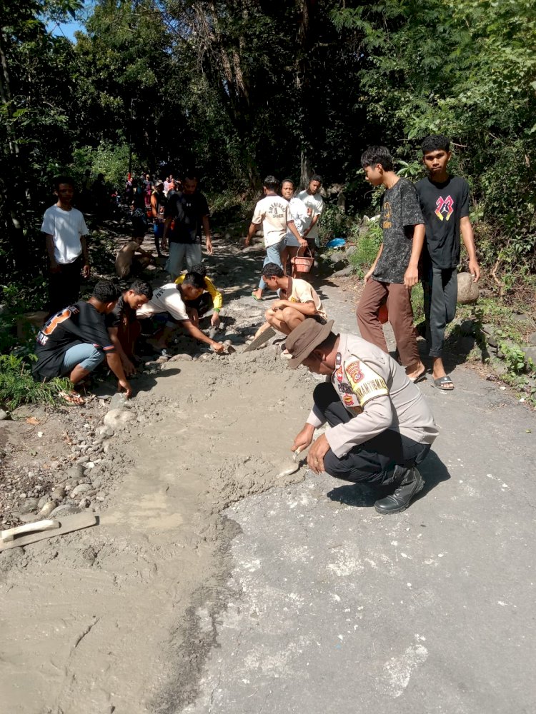Bhabinkamtibmas Satarmese Barat Bersama Warga Gelar Kerja Bakti di Wae Cepang.