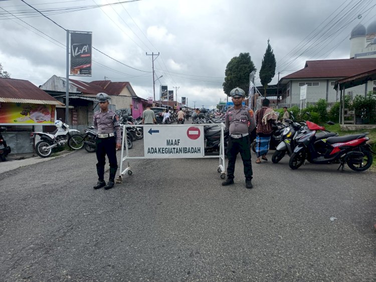 Sat Lantas Polres Manggarai Laksanakan Pengamanan dan Pengaturan Arus Lalu Lintas Saat Sholat Jumat