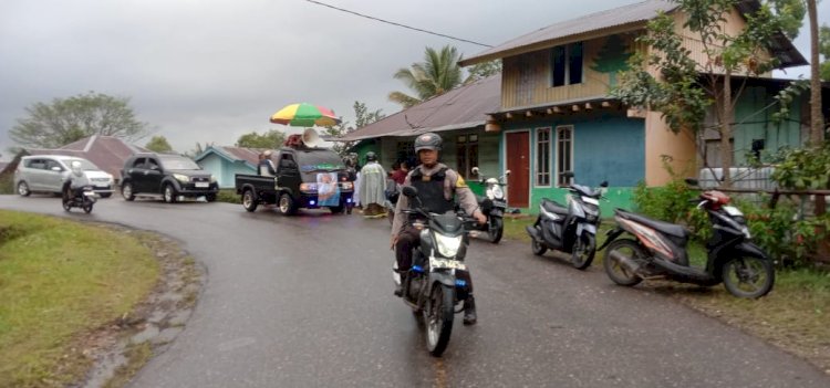Bhabinkamtibmas Cibal Laksanakan Pengamanan dan Pengawalan Prosesi Kitab Suci