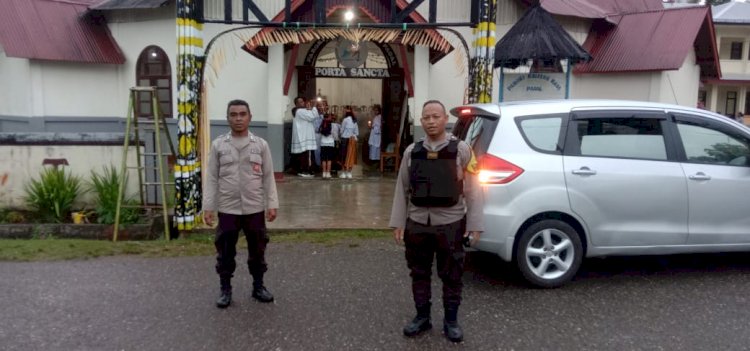 Bhabinkamtibmas Cibal Laksanakan Pengamanan dan Pengawalan Prosesi Kitab Suci