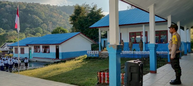 Bhabinkamtibmas Reok Barat Jadi Irup Upacara Bendera di SMPK Wydiarti Loce, Ingatkan Bahaya Bullying dan Kenakalan Remaja