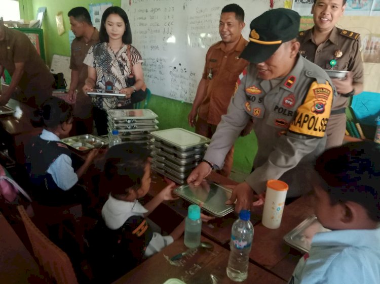 Kapolsek Reo Hadiri Launching Hari Pertama Program Makan Bergizi Gratis di Kecamatan Reok