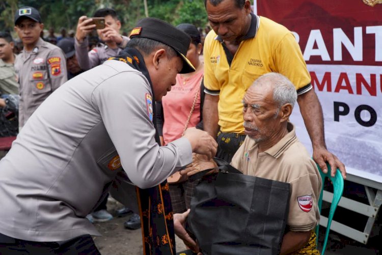 Polri Distribusikan Bantuan Kemanusiaan untuk Korban Bencana di Mauponggo, NTT