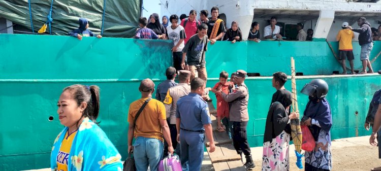 KP3 Laut Reo Laksanakan Pengamanan Kapal Penumpang KM. Artha Mulia I di Pelabuhan Laut Reo