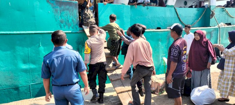KP3 Laut Reo Laksanakan Pengamanan Kapal Penumpang KM. Artha Mulia I di Pelabuhan Laut Reo