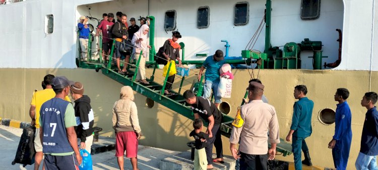 Pastikan Aktifitas di Pelabuhan berlangsung aman dan lancar, KP3 Laut Laksanakan Pengamanan Kapal Penumpang di Pelabuhan Reo