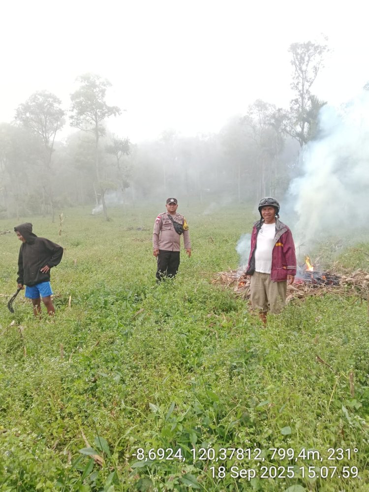 Bhabinkamtibmas Desa Nao Dukung Program Ketahanan Pangan dengan Sambang Lahan Jagung Warga