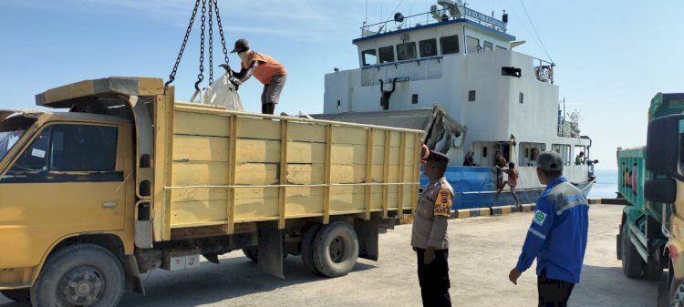 KP3 Laut Reo Laksanakan Pengamanan Aktivitas Bongkar Muat di Pelabuhan Laut Kelas II Reo