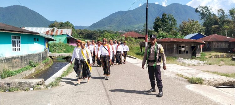Bhabinkamtibmas Langke Rembong Amankan Ritual Adat Tahunan di Gendang Lao