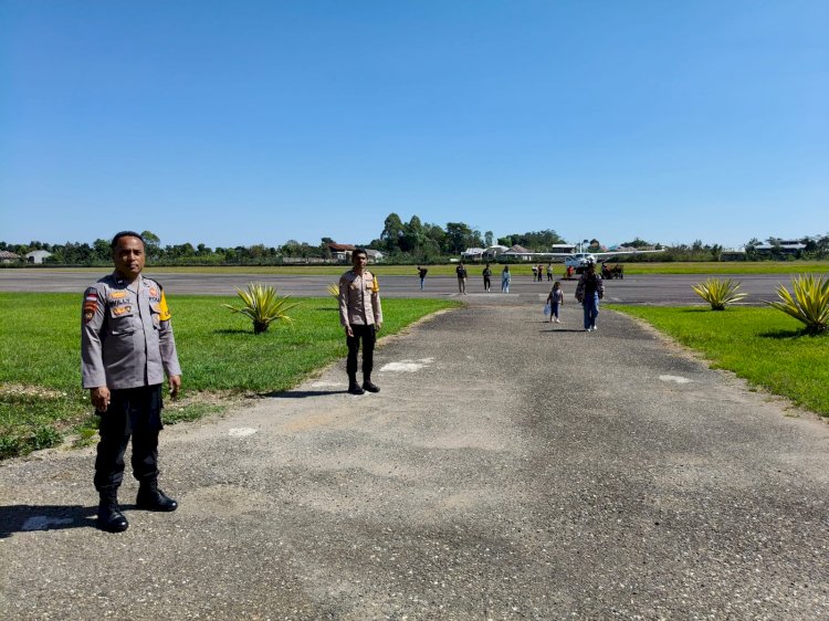 Pospol KP3 Udara Ruteng Laksanakan Pengamanan Pesawat di Bandara Frans Sales Lega