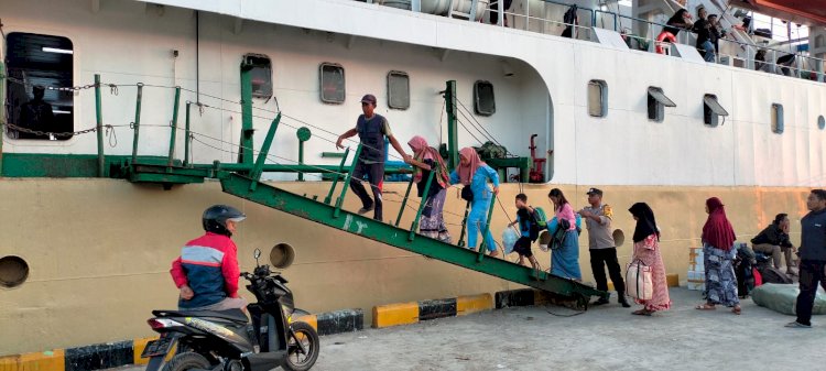 KP3 Laut : Pengamanan Kapal Penumpang di Pelabuhan Reo berjalan aman dan lancar.