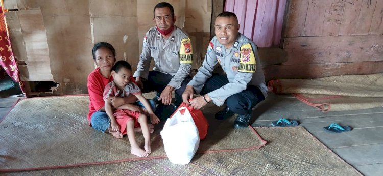 Bhabinkamtibmas Lelak Serahkan Bantuan Sembako untuk Warga Kurang Mampu