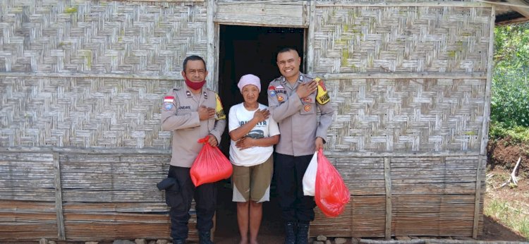 Bhabinkamtibmas Lelak Serahkan Bantuan Sembako untuk Warga Kurang Mampu