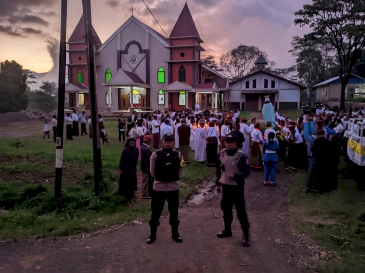 Bhabinkamtibmas Amankan dan Kawal Perarakan Patung Bunda Maria dalam Festival Golo Curu