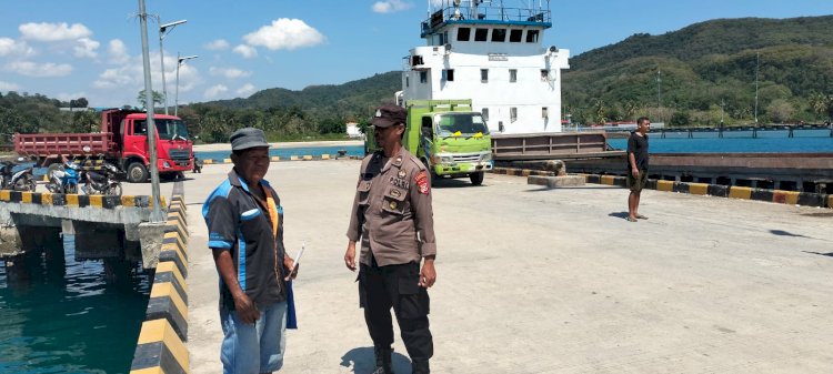 KP3 Laut Reo Laksanakan Pengamanan Aktivitas Bongkar Muat di Pelabuhan Laut Kelas II Reo