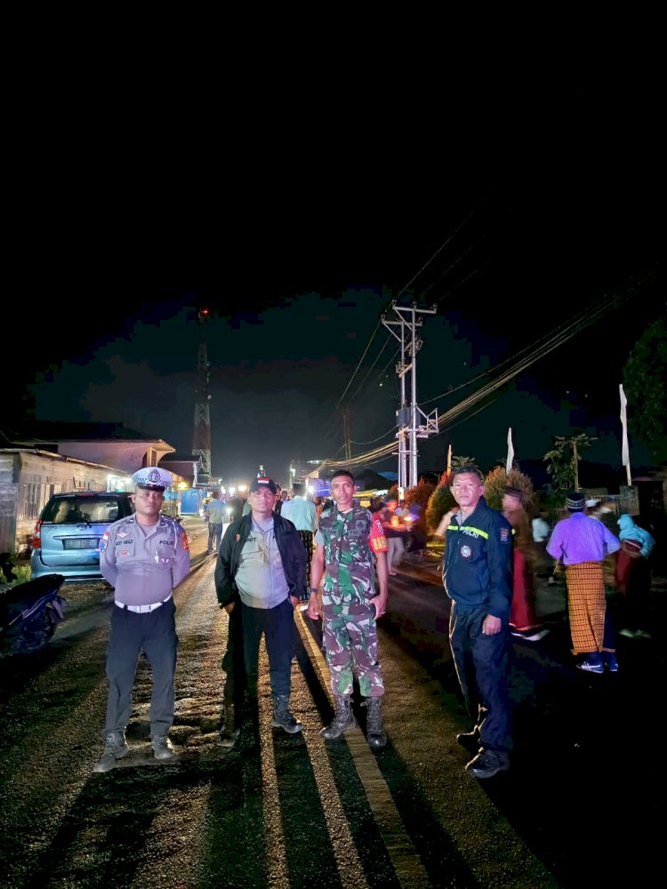Kapospol Ruteng dan Bhabinkamtibmas laksanakan pengamanan dan pengawalan perarakan Patung Bunda Maria.
