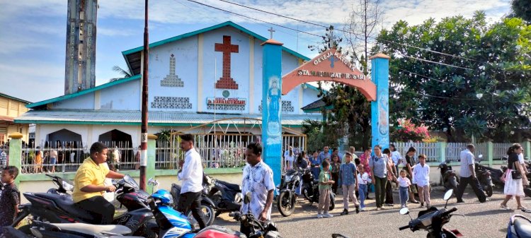 Polsek Reo Hadirkan Rasa Nyaman Umat Saat Misa Minggu Pagi
