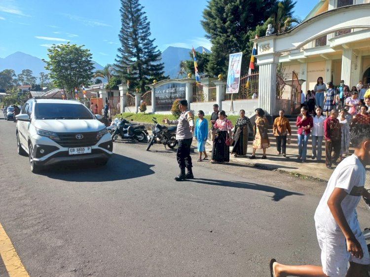 Jaga Kekhidmatan Ibadah, Polres Manggarai Terjunkan Personel di Gereja-Gereja Ruteng