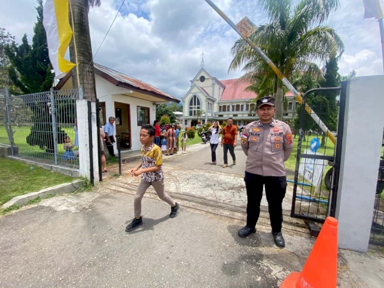 Jaga Kekhidmatan Ibadah, Polres Manggarai Terjunkan Personel di Gereja-Gereja Ruteng