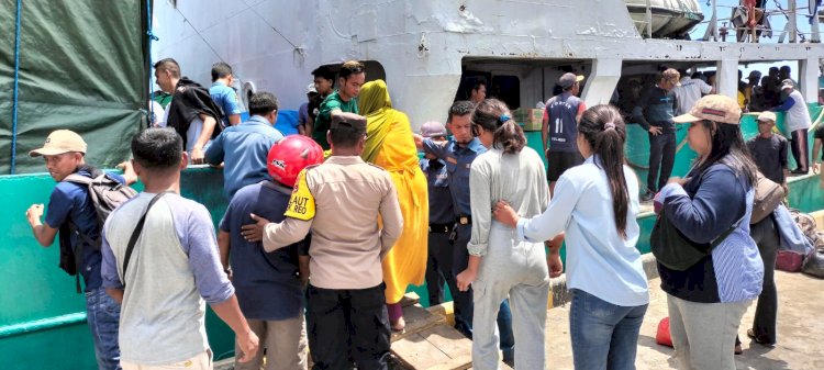 Tiga Personel KP3 Laut Reo Amankan Aktivitas Penumpang Kapal Perintis