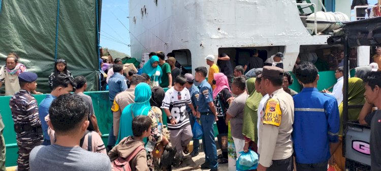 Tiga Personel KP3 Laut Reo Amankan Aktivitas Penumpang Kapal Perintis