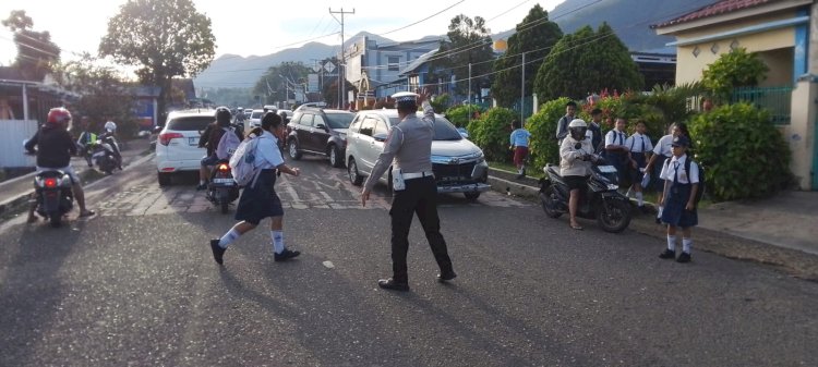 Sat Lantas dan Sat Samapta Polres Manggarai Gelar Pamtur Lalin Rutin, Tingkatkan Kamseltibcar Lantas