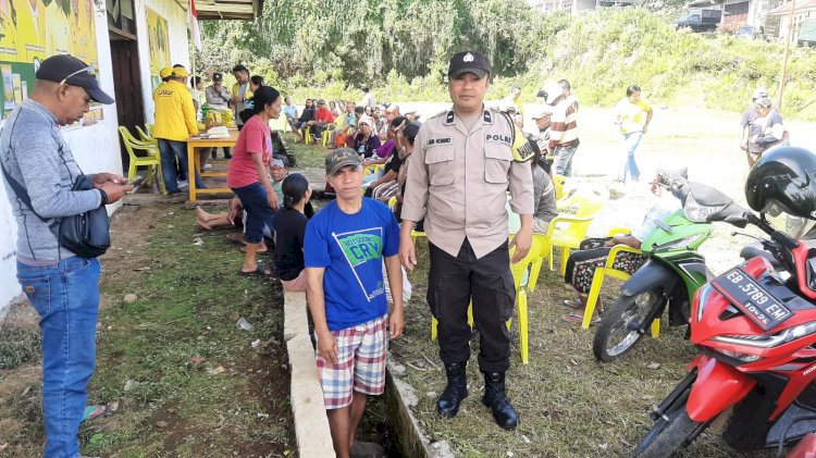 Bhabinkamtibmas Langke Rembong Laksanakan Pengamanan Pasar Murah.