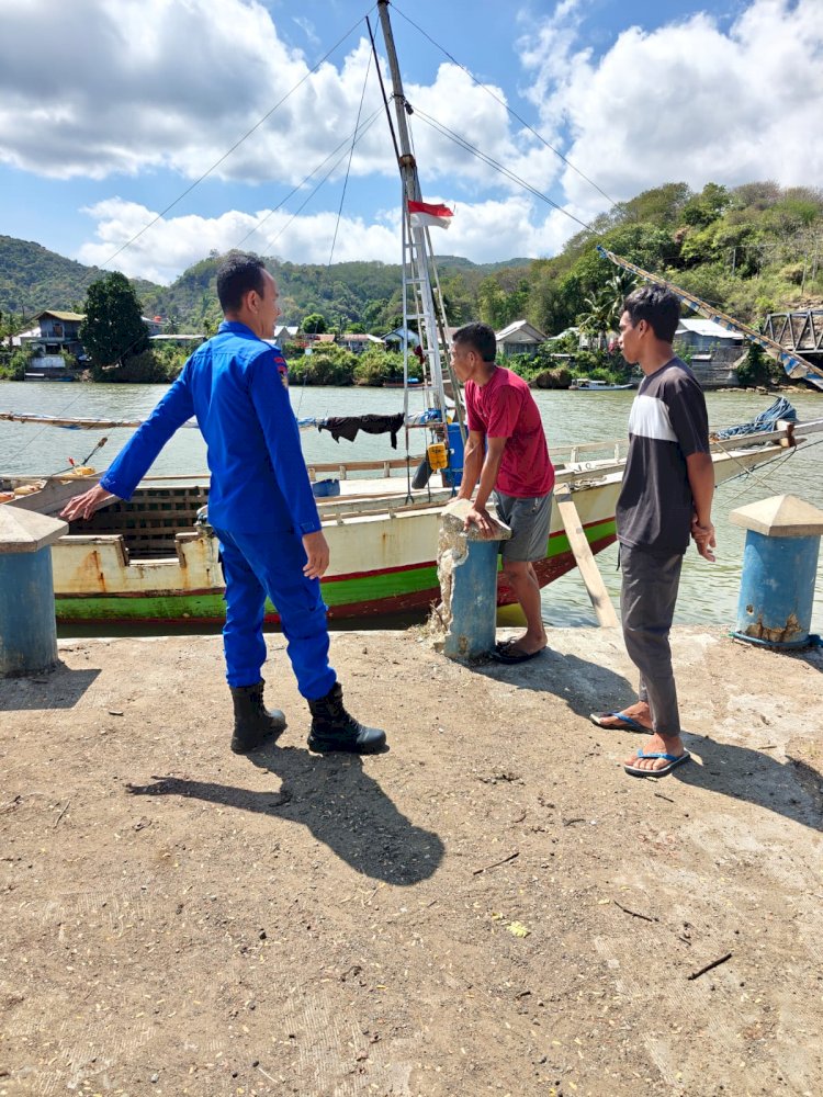 Satpolairud Polres Manggarai Sambangi Nelayan Pesisir Sungai Wae Pesi, Sampaikan Pesan Kamtibmas dan Himbauan Keselamatan Nelayan.