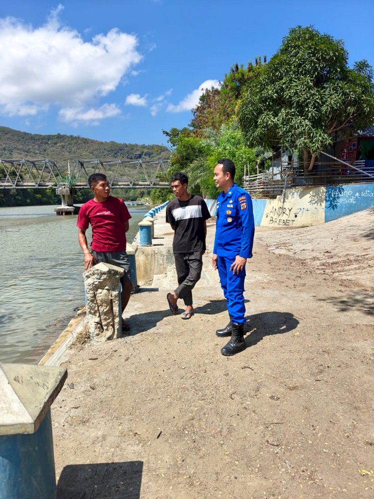Satpolairud Polres Manggarai Sambangi Nelayan Pesisir Sungai Wae Pesi, Sampaikan Pesan Kamtibmas dan Himbauan Keselamatan Nelayan.