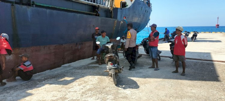 KP3 Laut Reo Laksanakan Pengamanan Aktivitas Bongkar Muat di Pelabuhan Laut Kelas II Reo