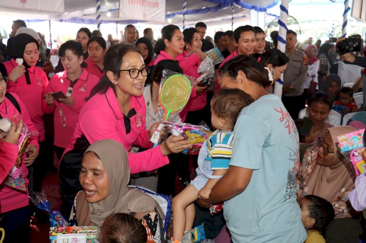 Ketua Umum Bhayangkari Tinjau Bakti Kesehatan di Ende, Warga Antusias