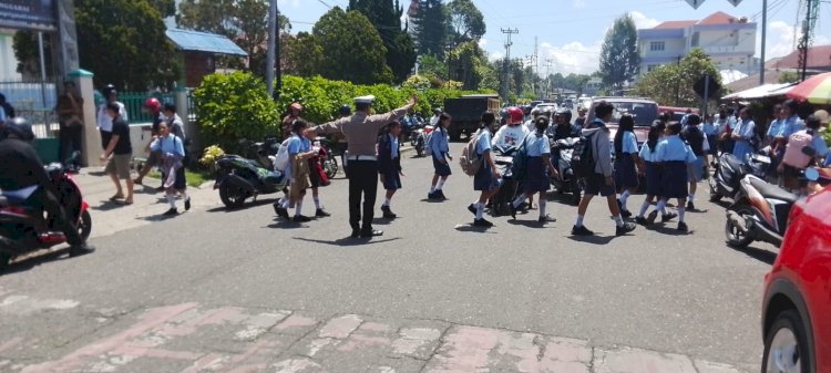 Sat. Lantas dan Sat. Samapta Polres Manggarai Laksanakan Pengamanan dan Pengaturan Arus Lalu Lintas pada Jam Rawan