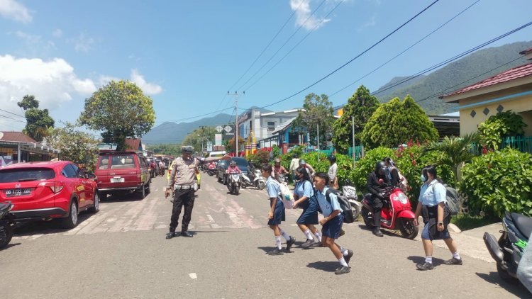 Sat. Lantas dan Sat. Samapta Polres Manggarai Laksanakan Pengamanan dan Pengaturan Arus Lalu Lintas pada Jam Rawan