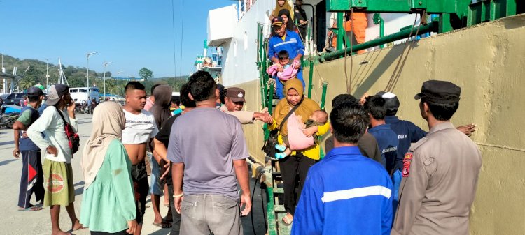 KP3 Laut Laksanakan Pengamanan Kapal Penumpang KM. Sabuk Nusantara 49 di Pelabuhan Reo