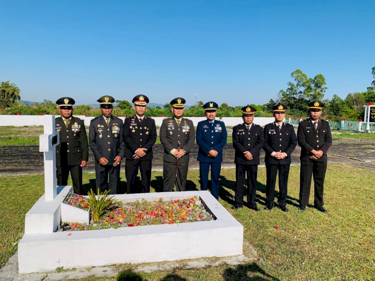 Polres Manggarai Hadiri Upacara Ziarah Nasional dan Tabur Bunga dalam Rangka Peringatan HUT TNI ke-80 Tahun 2025