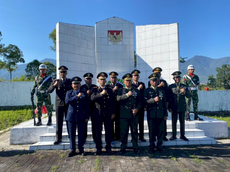 Polres Manggarai Hadiri Upacara Ziarah Nasional dan Tabur Bunga dalam Rangka Peringatan HUT TNI ke-80 Tahun 2025