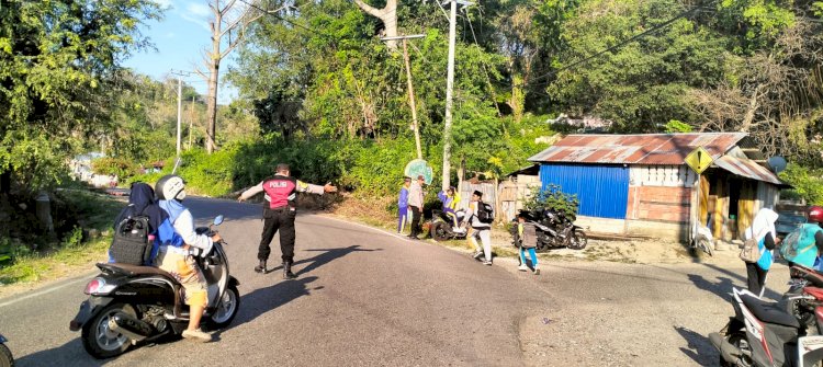 Polsek Reo Laksanakan Pengamanan Strong Point dan Pengaturan Lalu Lintas