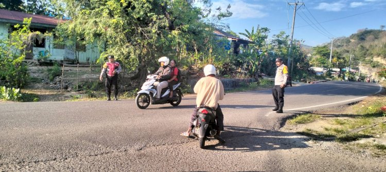 Polsek Reo Laksanakan Pengamanan Strong Point dan Pengaturan Lalu Lintas