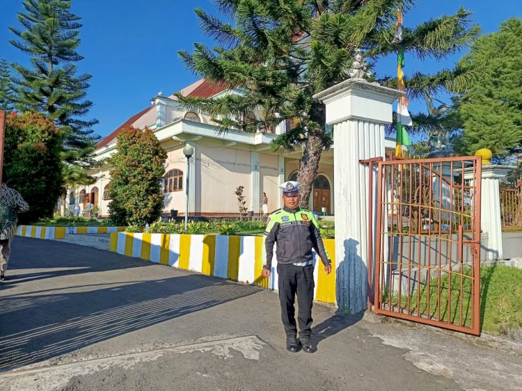 Sinergi Polri dan Masyarakat, Polres Manggarai Amankan Ibadah Minggu di Langke Rembong