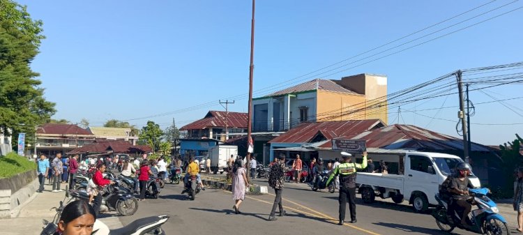 Sinergi Polri dan Masyarakat, Polres Manggarai Amankan Ibadah Minggu di Langke Rembong
