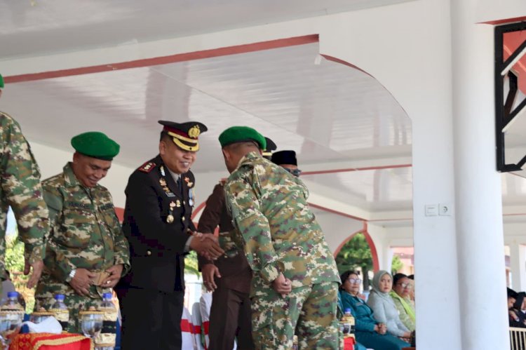 Polres Manggarai Serahkan Tumpeng Spesial untuk HUT TNI ke-80