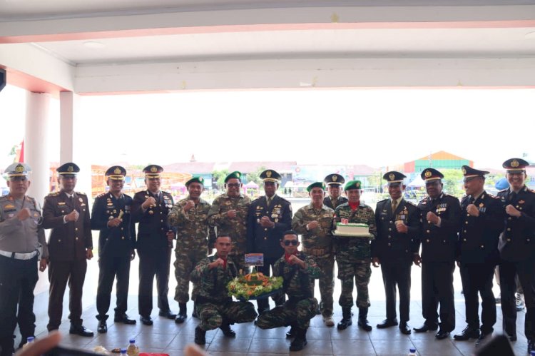 Polres Manggarai Serahkan Tumpeng Spesial untuk HUT TNI ke-80
