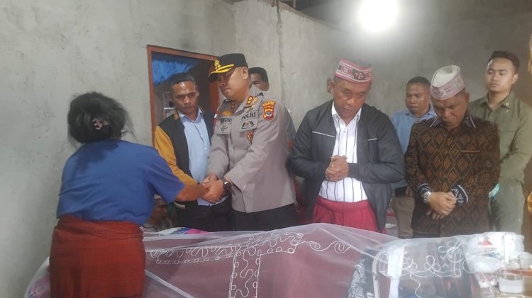 Kapolres Manggarai bersama Bupati dan Wakil Bupati Manggarai Melayat ke Rumah Duka Almarhum Gabriel Vamikum Kasem