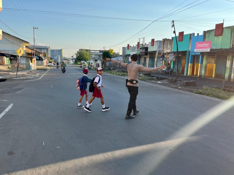 Wujudkan Keamanan dan Keselamatan Berlalu Lintas, Polres Manggarai  Terapkan Strong Point Pagi Hari