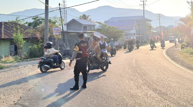 Polsek Reo Gelar Strong Point, Atur Arus Lalu Lintas Pagi di Reo
