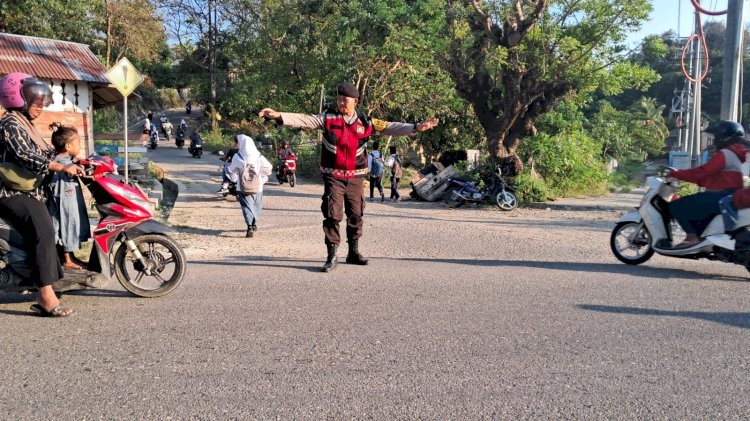 Polsek Reo Gelar Strong Point, Atur Arus Lalu Lintas Pagi di Reo