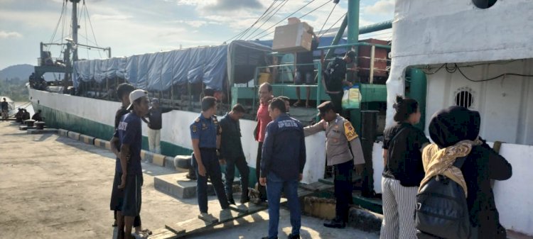 KP3 Laut Reo : Pengamanan Kapal Penumpang di Pelabuhan Laut Reo berlangsung Lancar.
