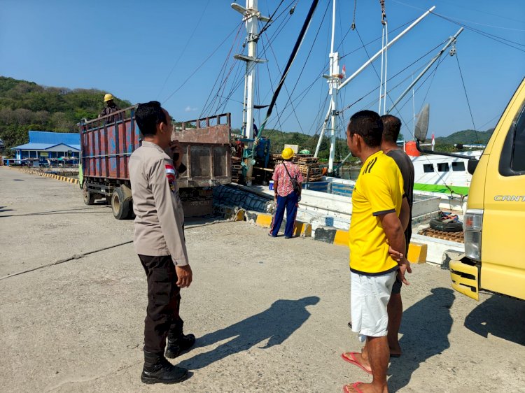 Satpolairud Polres Manggarai Sambangi Pelabuhan Reo, Ingatkan Buruh Utamakan Keselamatan