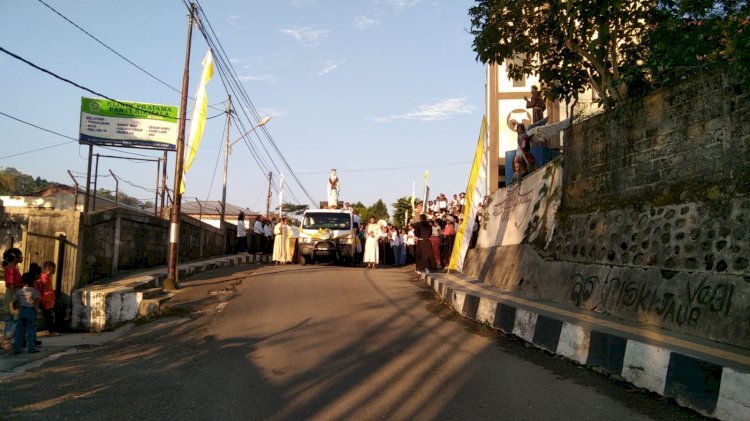 Polres Manggarai Kawal Prosesi Patung Bunda Maria Ratu Rosari dalam Festival Golo Curu 2025